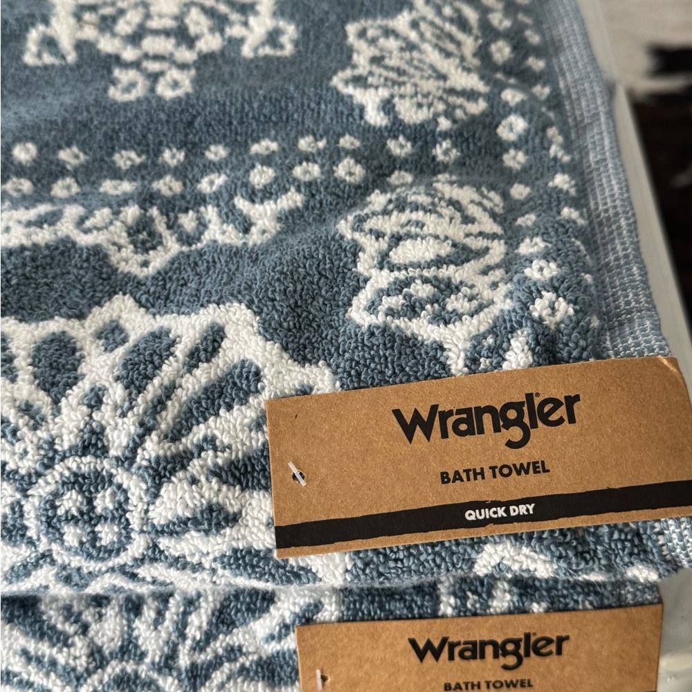 Wrangler light Blue flower bandana patterned towels and bath mat set - NWT - Picture 8 of 13